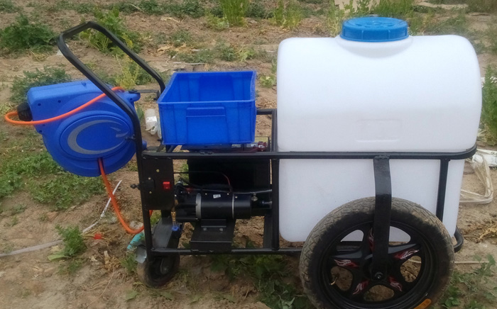 多功能小型手推式電動噴霧器不單純是蔬菜大棚的農機設備